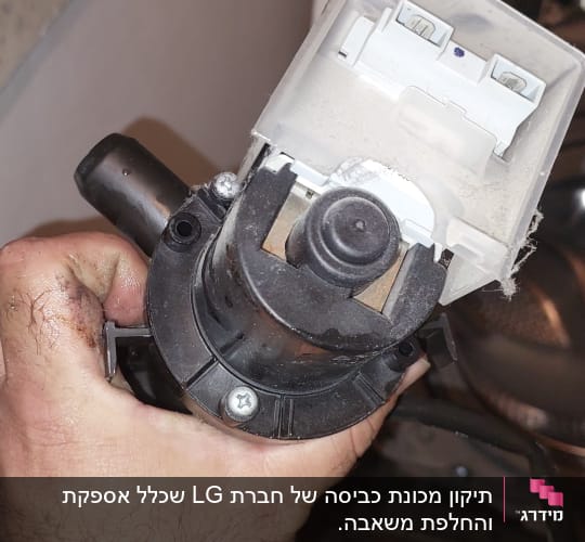 יד מחזיקה רכיב חשמלי עם חיבורים